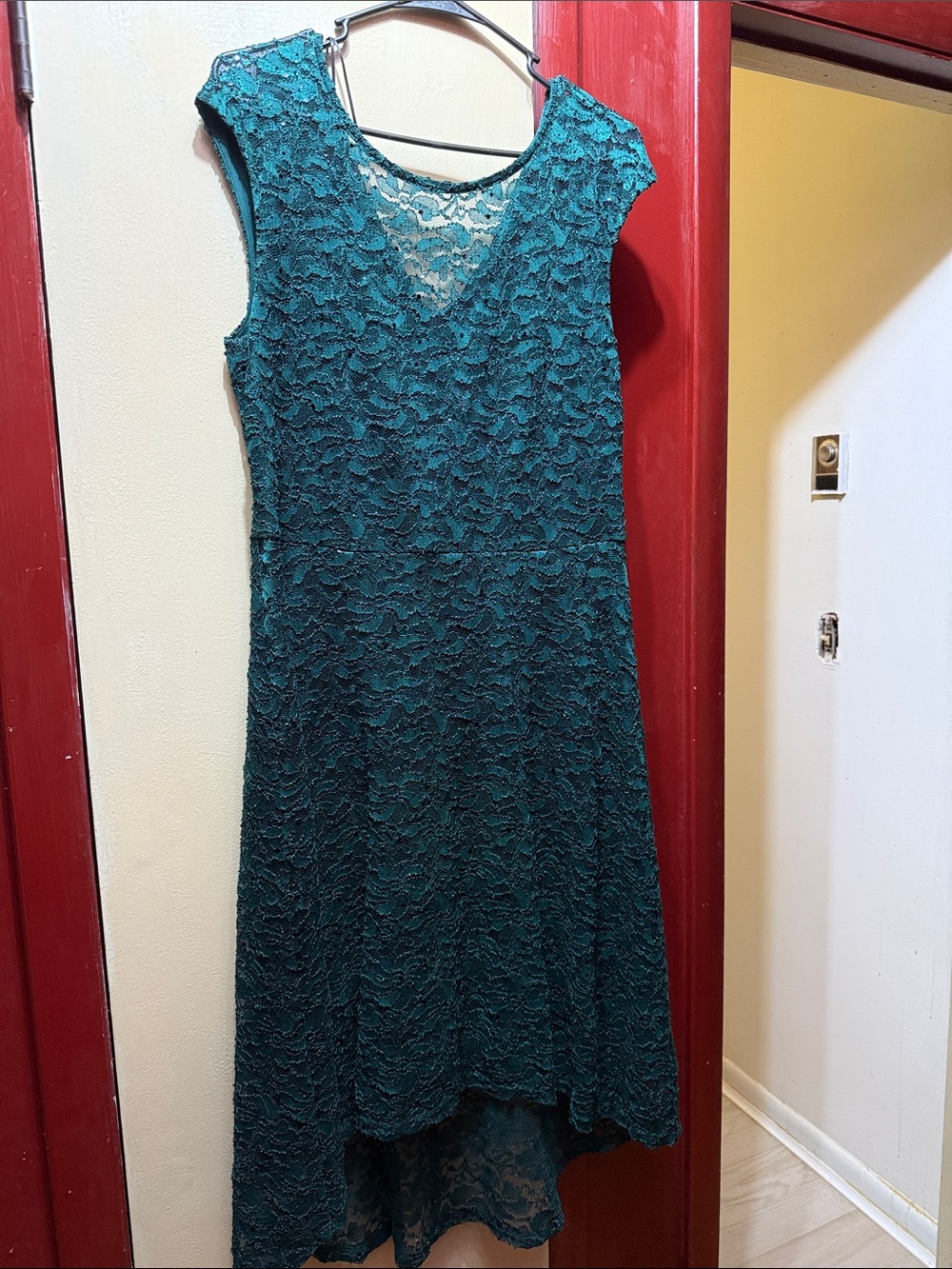 Elegant Dark Green Lace Cap-Sleeve Dress